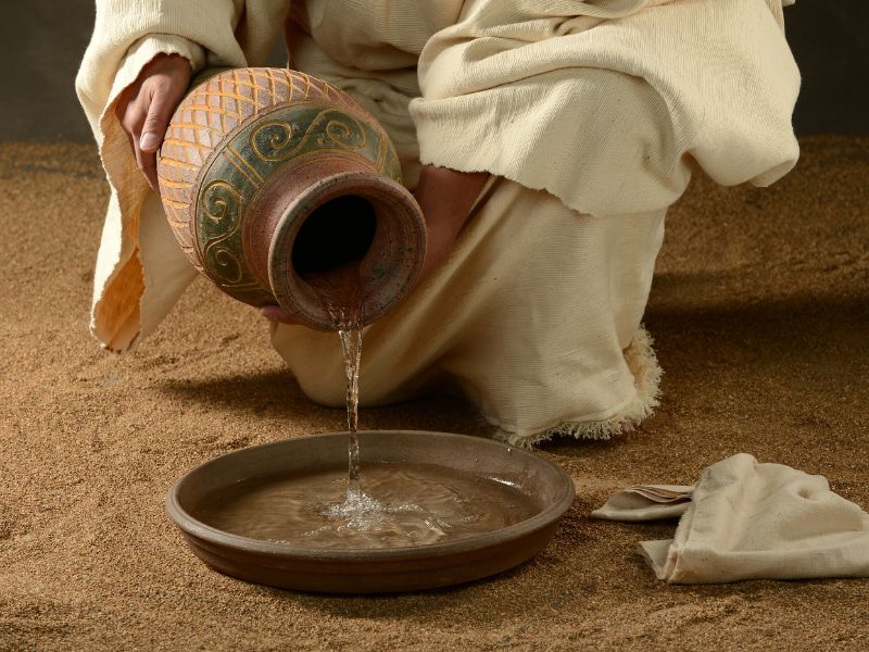 Jesus with wash basin to wash the disciples feet